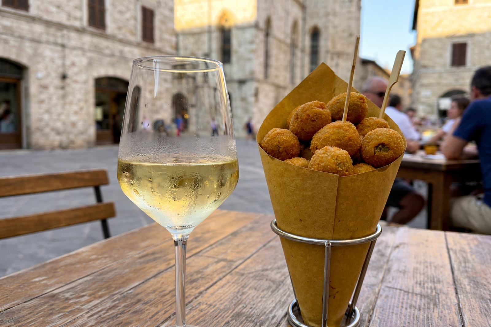 Olive ascolane met een glas wijn in Ascoli Piceno