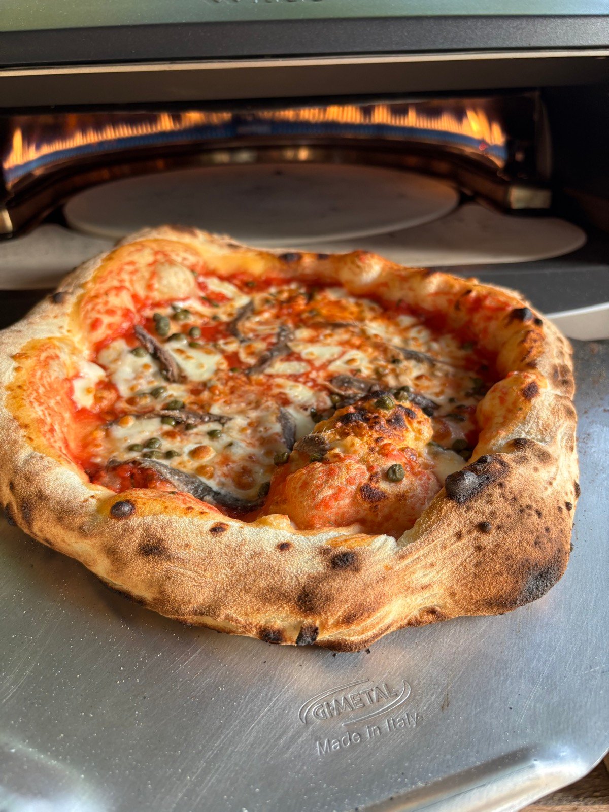 Napolitaanse pizza vers uit de oven