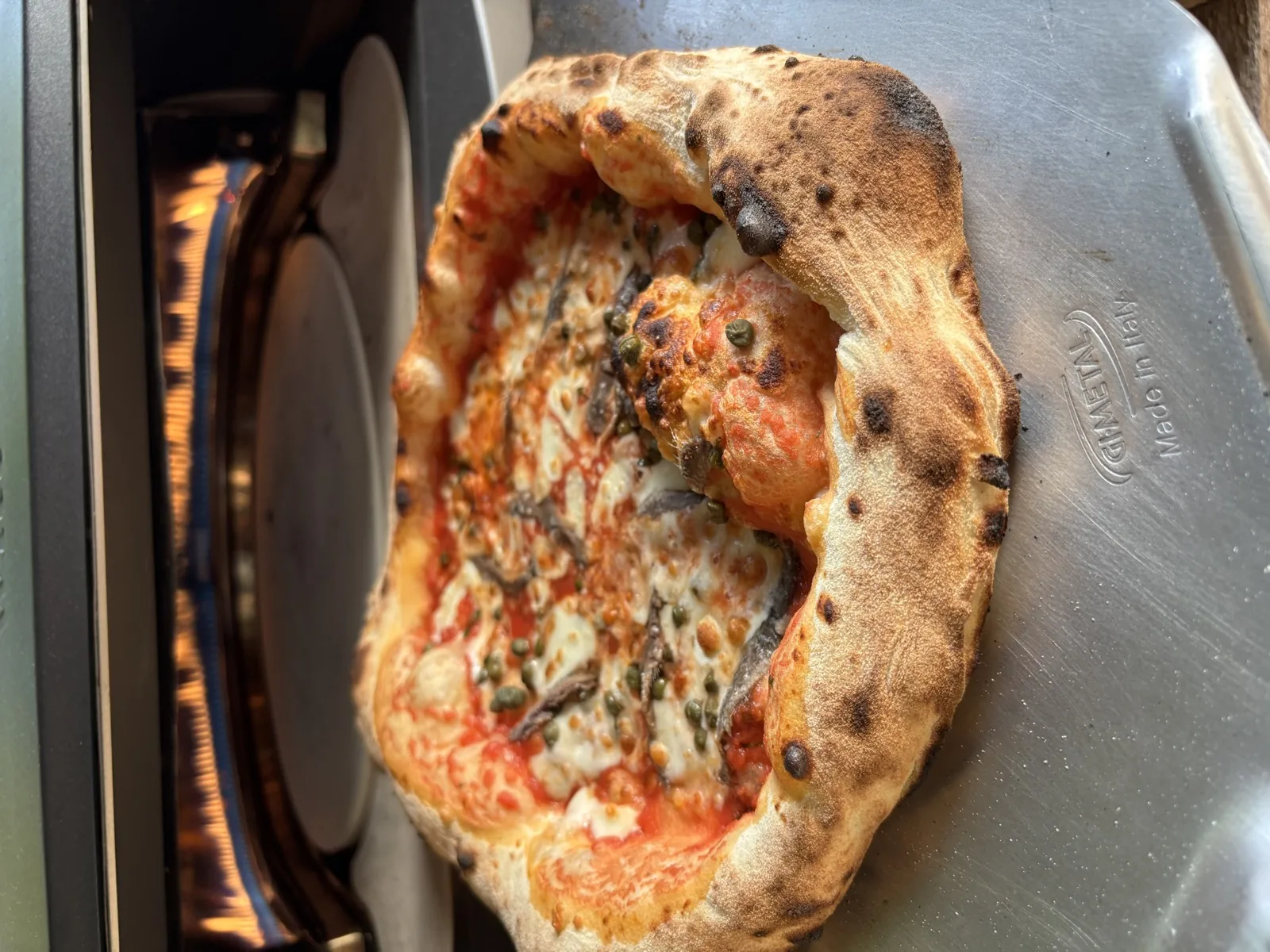 Napolitaanse pizza vers uit de oven