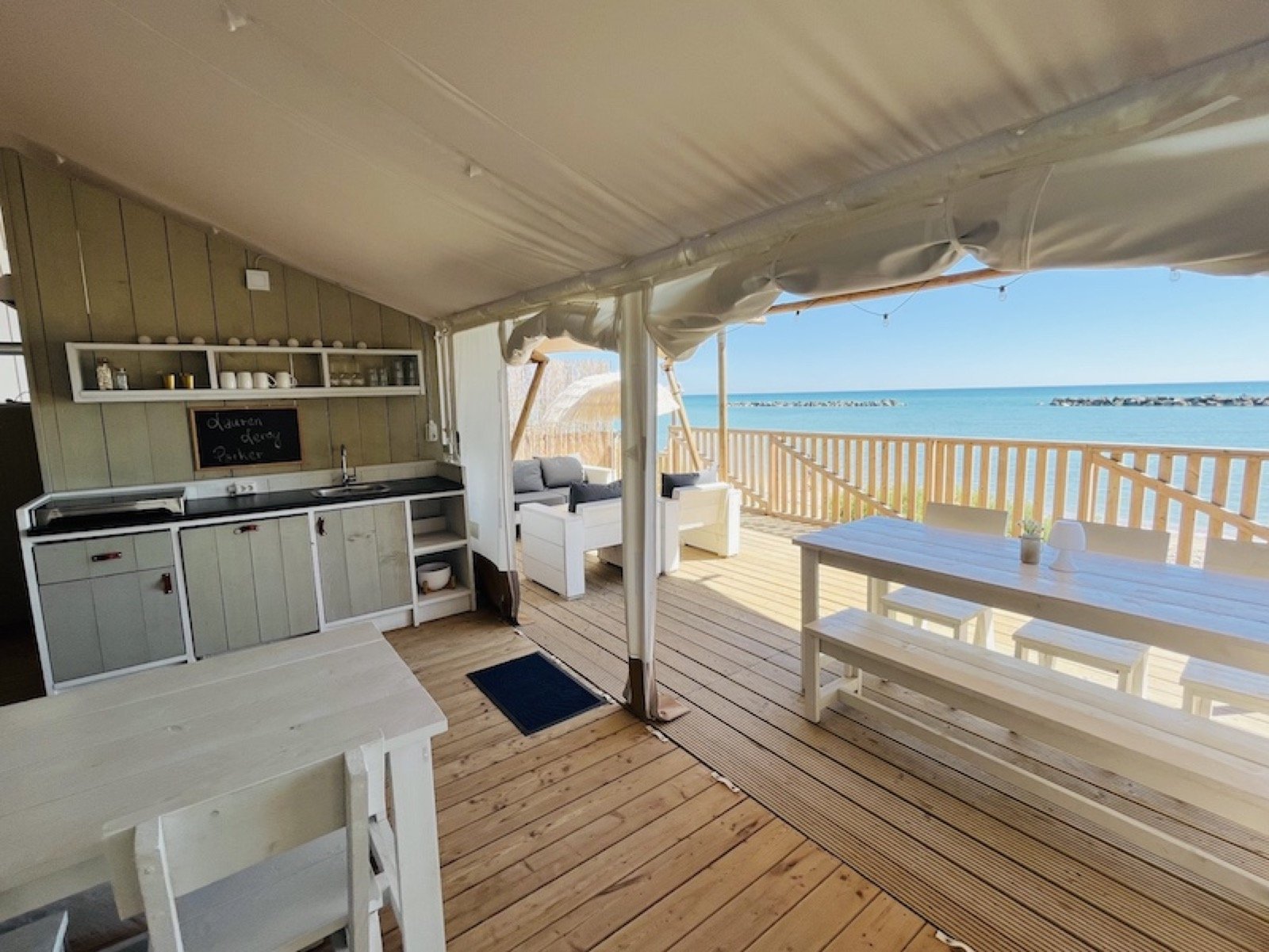 Interieur van een lodge tent bij Villa Alwin