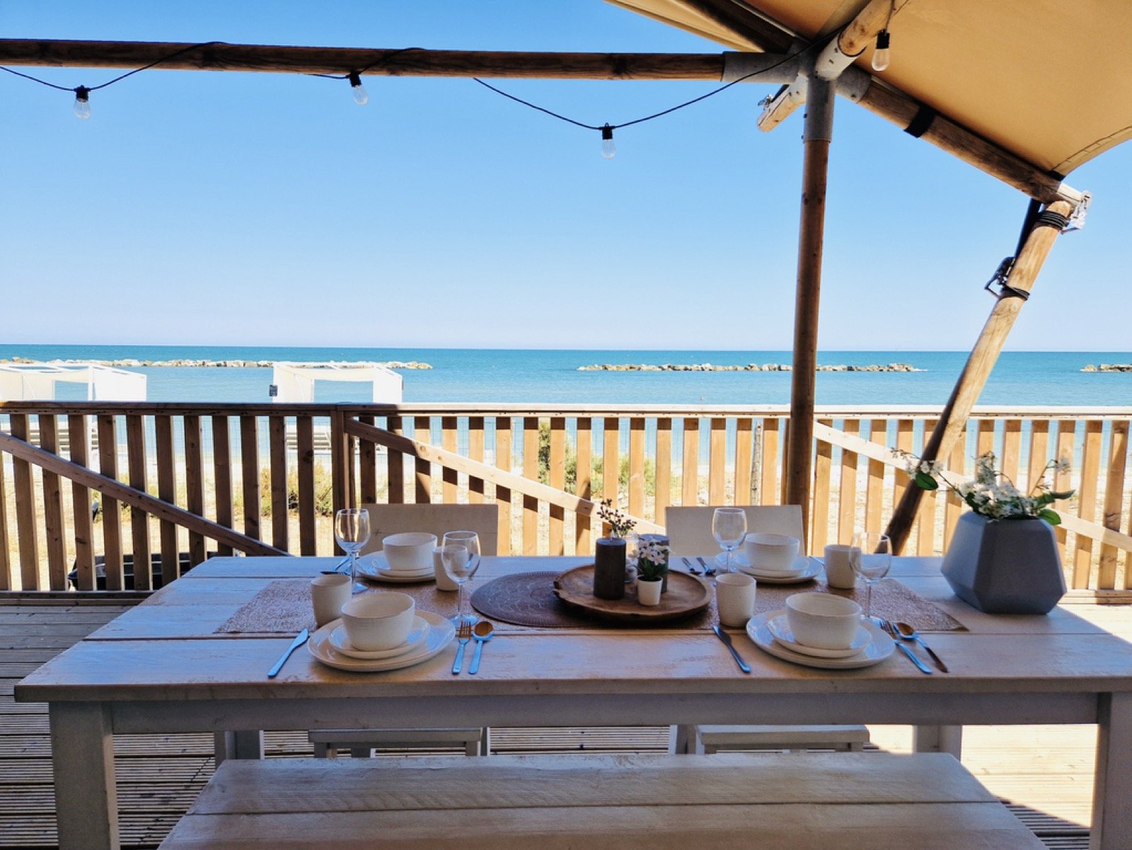 Zeezicht vanuit een lodge tent bij Villa Alwin