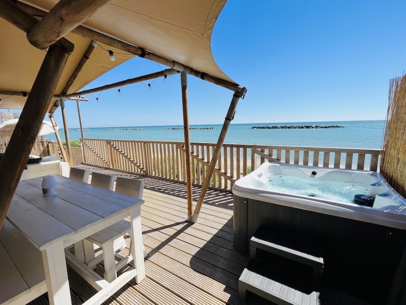 Zeezicht vanuit een lodge tent bij Villa Alwin