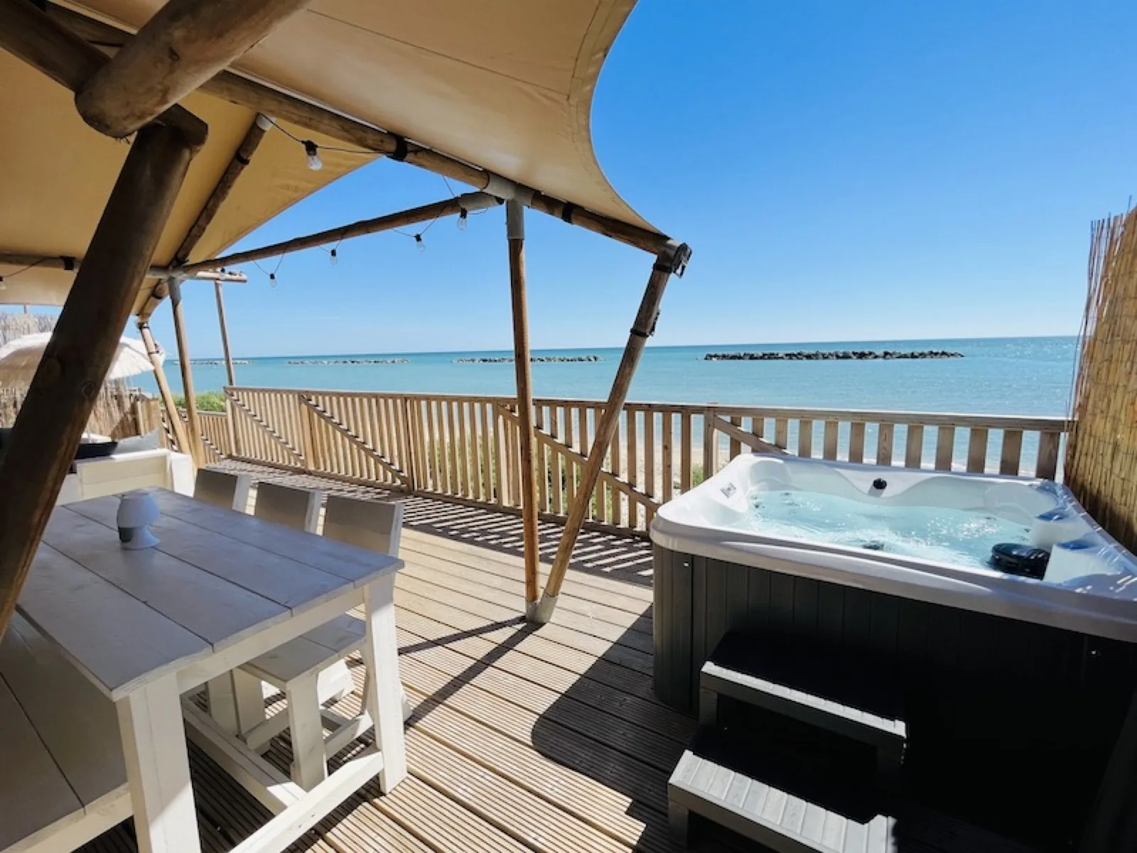 Zeezicht vanuit een lodge tent bij Villa Alwin