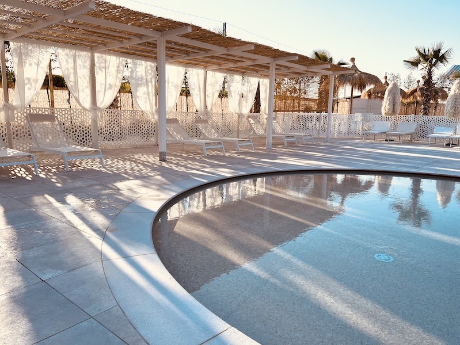 Zwembad bij Villa Alwin Beach Resort