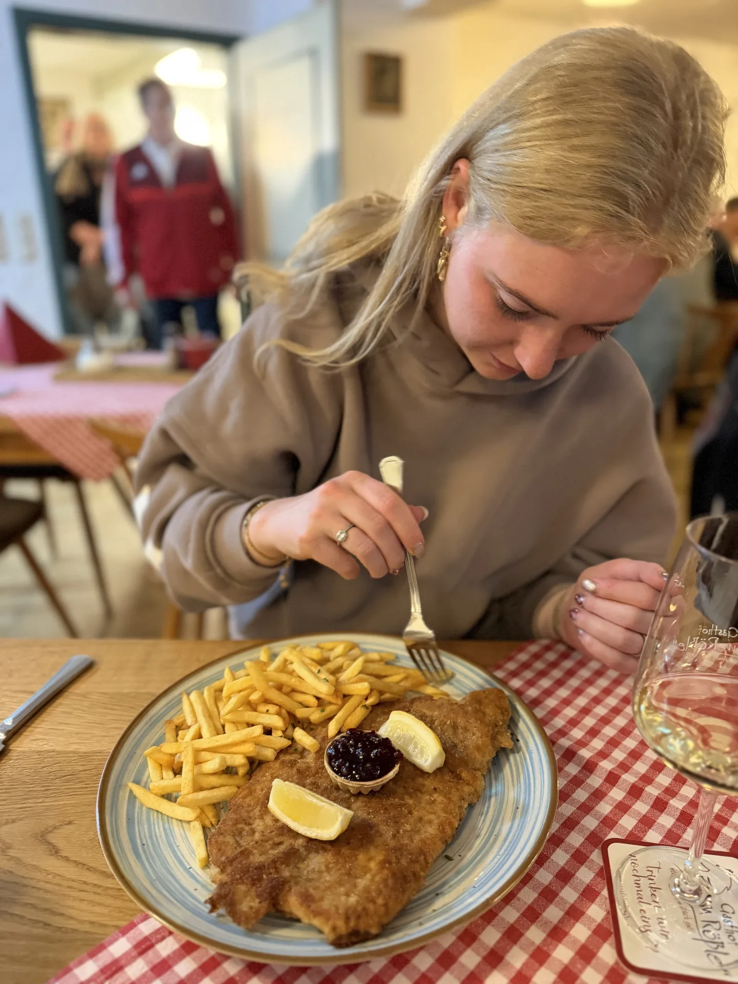 Daphne met haar Schnitzel in Lautrach