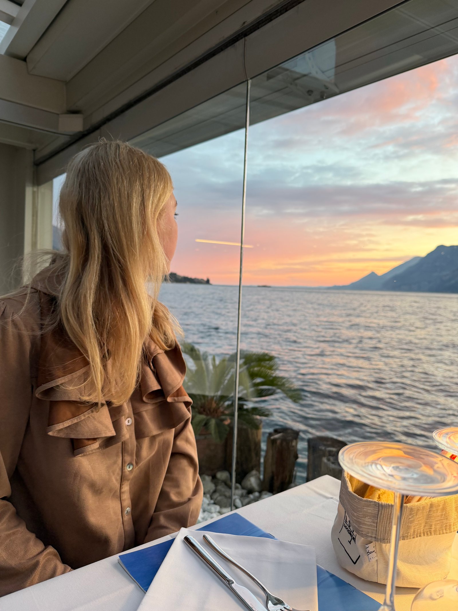 Daphne bij zonsondergang aan het Gardameer