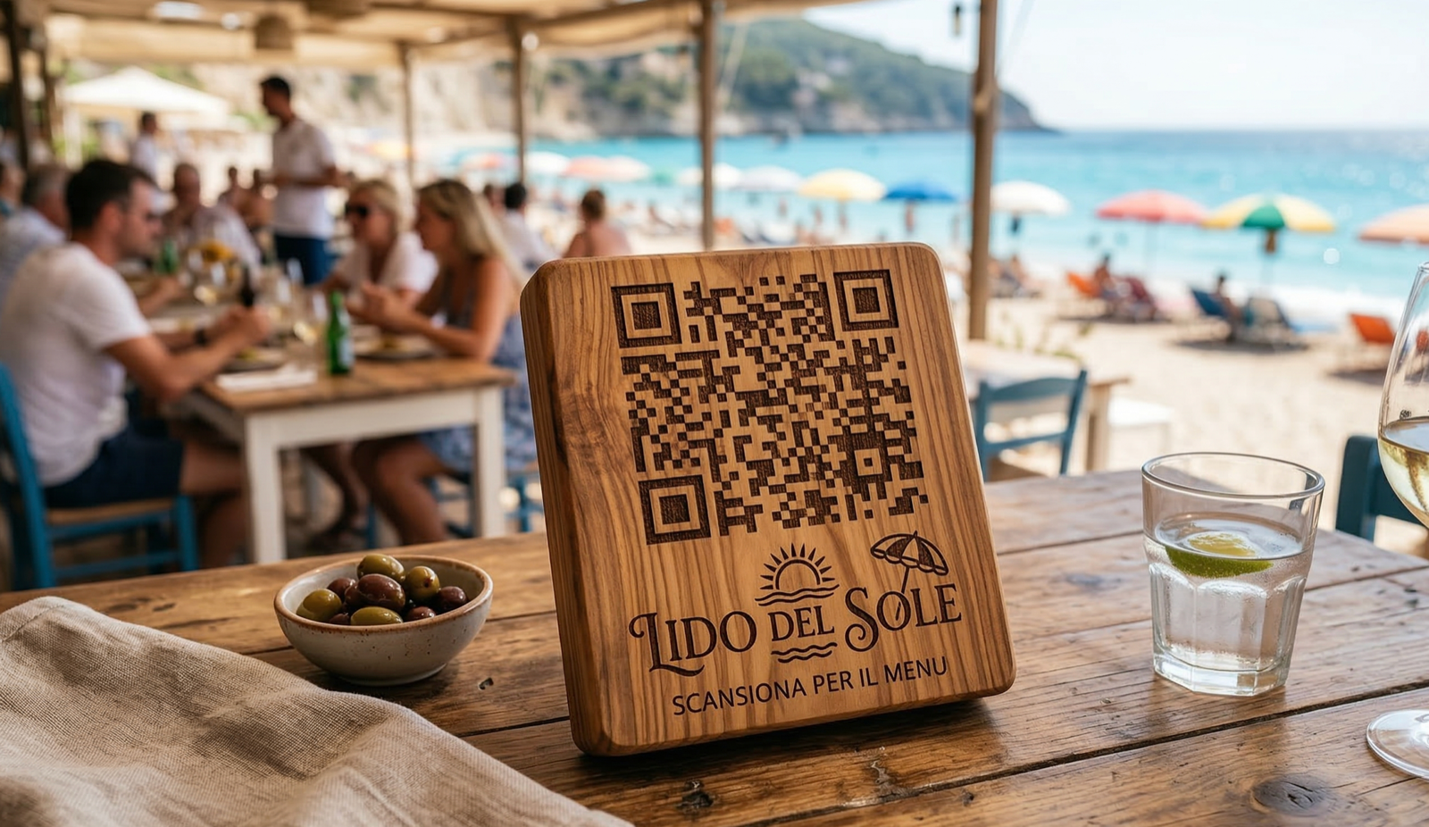 Houten QR bordje op een strandtent tafel in Le Marche