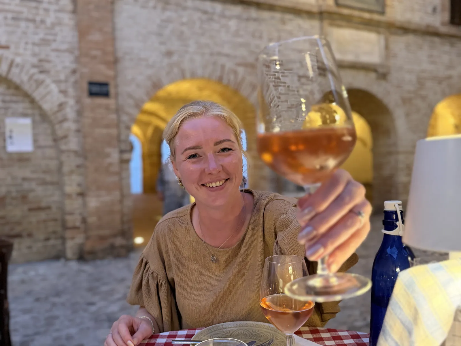 Piazza Peretti in Grottammare Alta in de avond