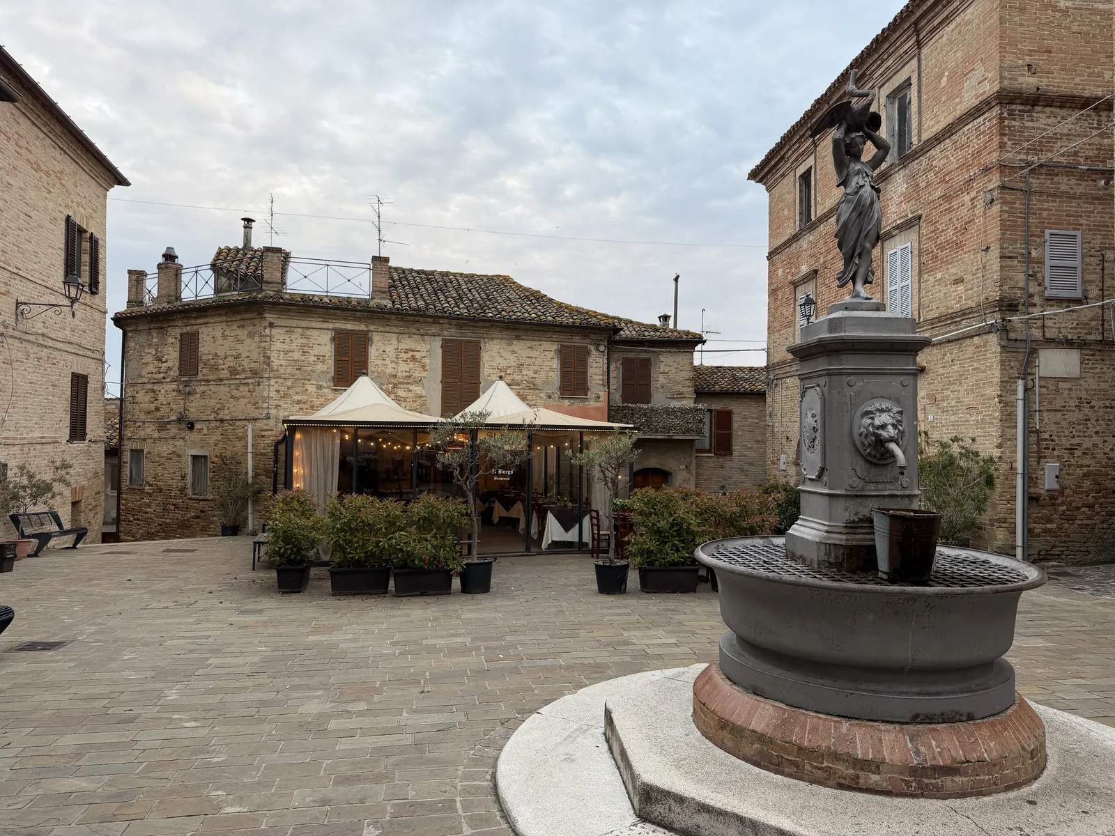 Het terras van Il Borgo op het plein van Campofilone