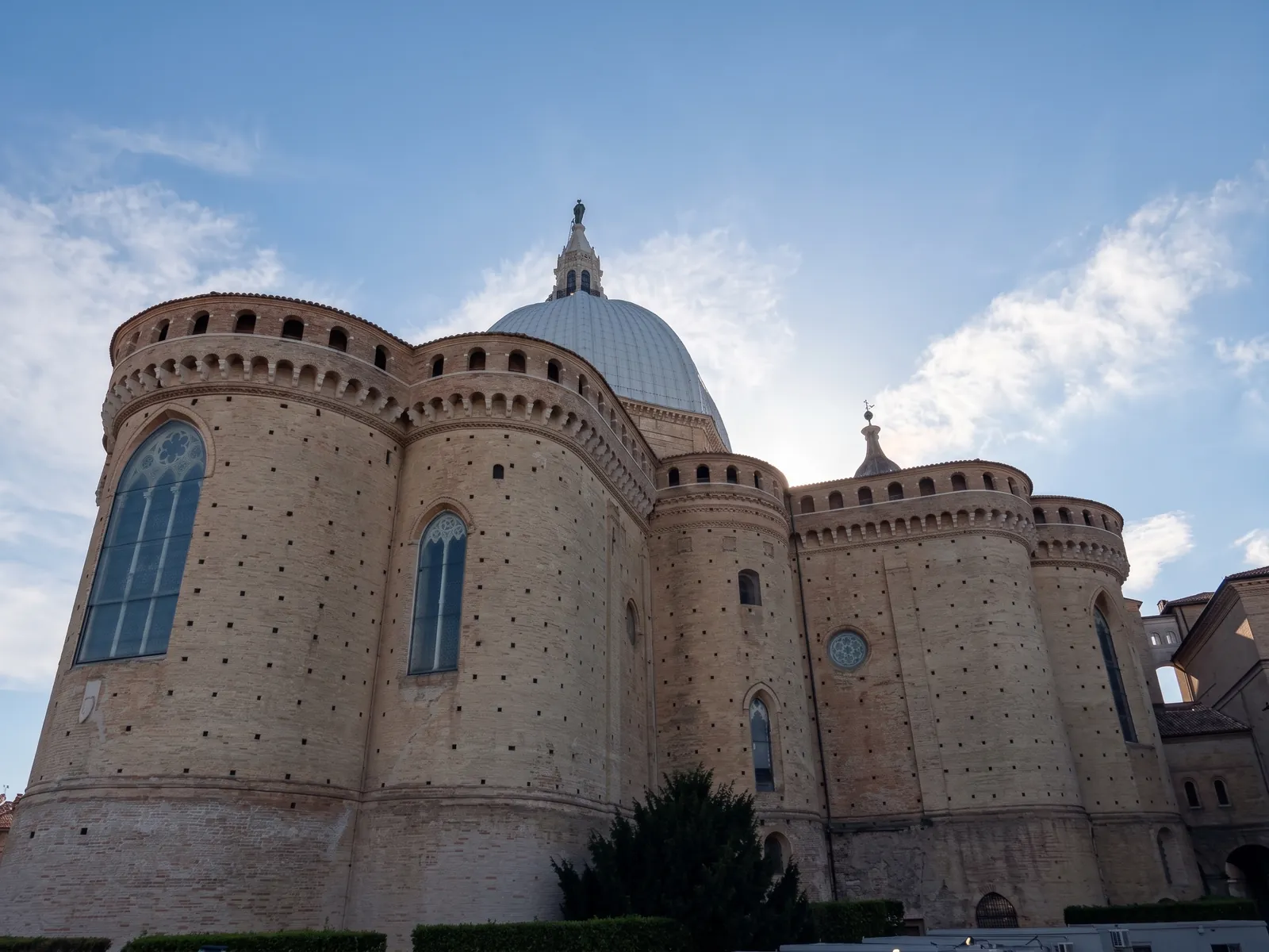 Het lege plein voor de basiliek van Loreto