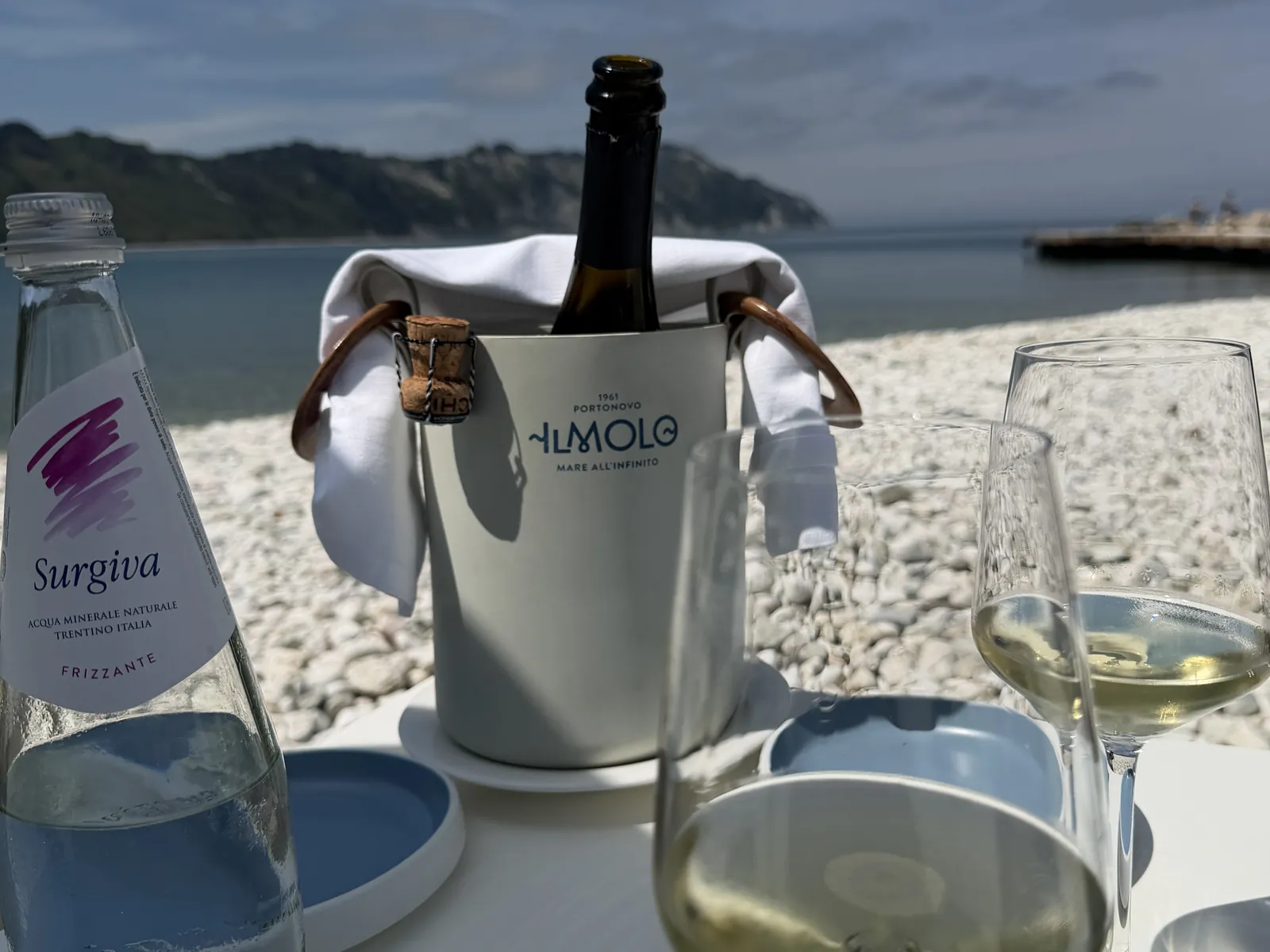 De tafels van Nolo op het kiezelstrand van Portonovo